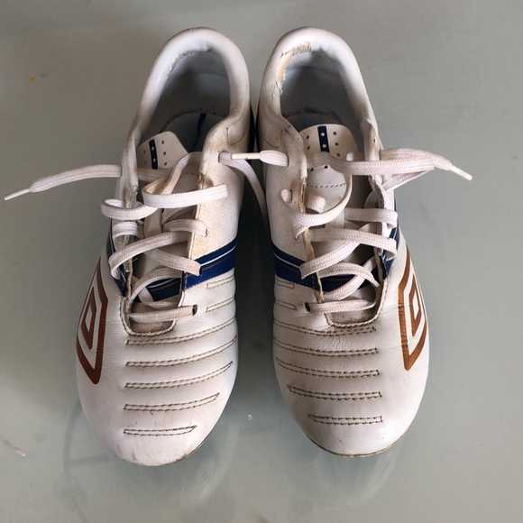 Big kids size 3 Umbro soccer shoes - Picture 4 of 8